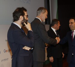 Su Majestad el Rey entrega el premio en la categoría Pyme Eficiencia Energética y la Sostenibilidad al director de Operaciones y Recursos Humanos de N
