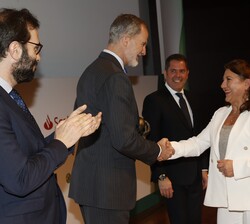 Su Majestad el Rey entrega el premio en la categoría Pyme Innovación Tecnológica a la consejera delegada de Granja Campomayor, María García Busto