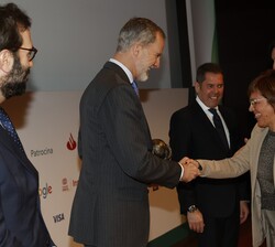 Su Majestad el Rey entrega el premio en la categoría Pyme por la Igualdad a la directora de Recursos Humanos de Sofamel, Victoria Mollfulleda
