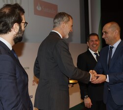 Su Majestad el Rey entrega el premio en la categoría Pyme del Año al director ejecutivo de TMC Cancela, Javier Cancela