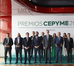 Su Majestad el Rey con los galardonados en la “X edición de los Premios CEPYME”