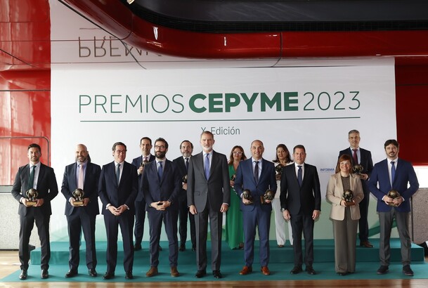 Su Majestad el Rey con los galardonados en la “X edición de los Premios CEPYME”