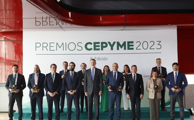 Su Majestad el Rey con los galardonados en la “X edición de los Premios CEPYME”