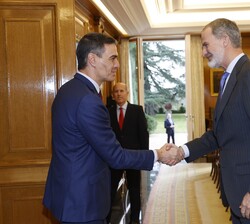 Su Majestad el Rey recibe el saludo del presidente del Gobierno, Pedro Sánchez