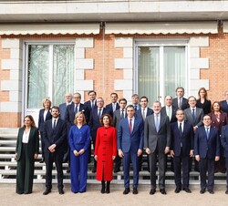 Fotografía de grupo de Su Majestad el Rey junto a los asistentes a la reunión del Patronato de la Fundación Carolina