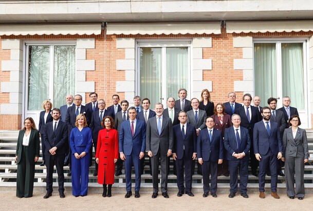 Fotografía de grupo de Su Majestad el Rey junto a los asistentes a la reunión del Patronato de la Fundación Carolina