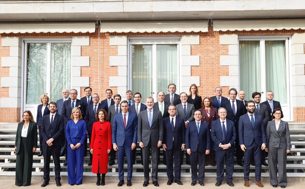 Fotografía de grupo de Su Majestad el Rey junto a los asistentes a la reunión del Patronato de la Fundación Carolina