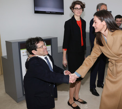 Su Majestad la Reina recibe el saludo del director del Real Patronato sobre Discapacidad; Jesús Martín
