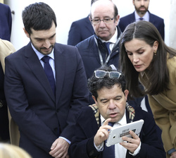 Su Majestad la Reina atiende a las explicaciones del director del Real Patronato sobre Discapacidad; Jesús Martín, durante su visita a las diferentes 