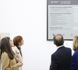 Su Majestad la Reina recorre las diferentes adaptaciones de accesibilidad realizadas en el Palacio Real de Aranjuez