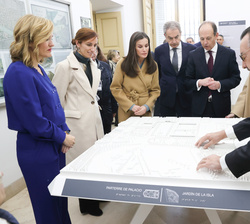 Su Majestad la Reina observa una maqueta con las diferentes adaptaciones de accesibilidad realizadas en el Palacio Real de Aranjuez