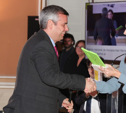 Su Majestad la Reina entrega el Premio Nacional de discapacidad Reina Letizia en la modalidad de Deporte Inclusivo a Luis Leardy, coordinador del R