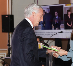 Su Majestad la Reina entrega el Premio Nacional de discapacidad Reina Letizia en la modalidad de Cultura Inclusiva a Evelio Acevedo, director gerente 