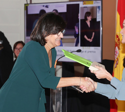 Su Majestad la Reina entrega el Premio Nacional de discapacidad Reina Letizia en la modalidad de Educación Inclusiva a Mercedes Hernández, directora d