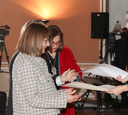 Su Majestad la Reina entrega la mención especial a Elena Briongos, presidenta de la Federación Salud Mental Castilla y León, por el proyecto Julia emp