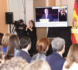 Su Majestad la Reina durante las palabras de agradecimiento de Luis Cayo, presidente del CERMI,  en nombre de todos los premiados 
