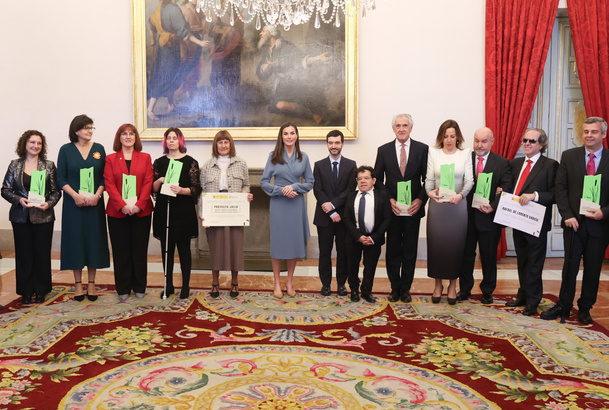 Fotografía de grupo de Su Majestad la Reina con los galardonados en los Premios Nacionales de Discapacidad Reina Letizia