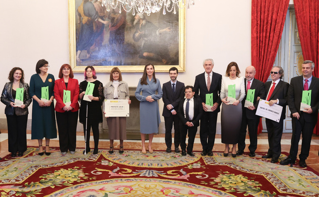 Fotografía de grupo de Su Majestad la Reina con los galardonados en los Premios Nacionales de Discapacidad Reina Letizia