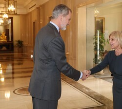Su Majestad el Rey recibe el saludo de la presidenta de la FEMP, María José García-Pelayo Jurado