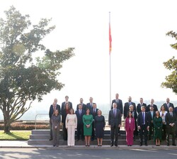 Su Majestad el Rey junto a la Junta de Gobierno de la Federación Española de Municipios y Provincias (FEMP), con motivo de su 40 aniversario