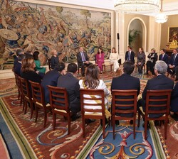 Don Felipe conversa con los asistentes a la audiencia