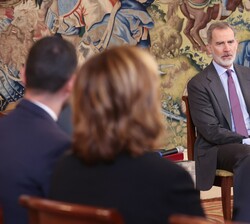 Su Majestad el Rey durante la audiencia con la Junta de Gobierno de la Federación Española de Municipios y Provincias (FEMP)