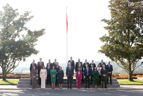 Su Majestad el Rey junto a la Junta de Gobierno de la Federación Española de Municipios y Provincias (FEMP), con motivo de su 40 aniversario