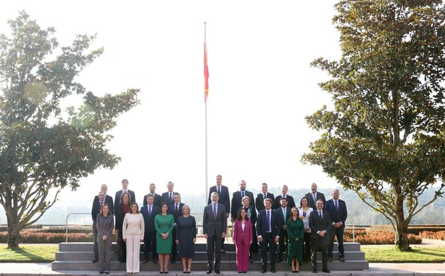 Su Majestad el Rey junto a la Junta de Gobierno de la Federación Española de Municipios y Provincias (FEMP), con motivo de su 40 aniversario