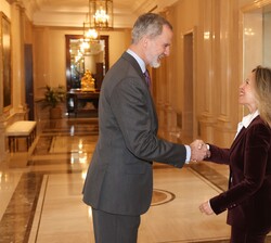 Su Majestad el Rey recibe el saludo de la presidenta de la Cámara de Comercio Brasil-España, Trinidad Jiménez García Herrera