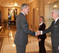Su Majestad el Rey recibe el saludo del presidente de honor de la Cámara de Comercio Brasil-España, el embajador de Brasil, Orlando Leite