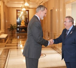Su Majestad el Rey recibe el saludo del rector de la Universidad Politécnica de Madrid, Guillermo Cisneros