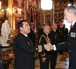 Su Majestad el Rey recibe el saludo de la dotación del Buque Escuela BAP "Unión"