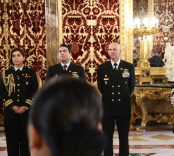 Don Felipe conversando con la representación de la dotación del Buque Escuela BAP "Unión"