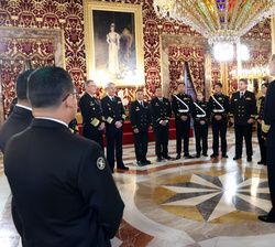 Don Felipe conversando con la representación de la dotación del Buque Escuela BAP "Unión"
