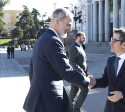 Su Majestad el Rey es recibido por el ministro de la Presidencia, Justicia y Relaciones con las Cortes, Félix Bolaños