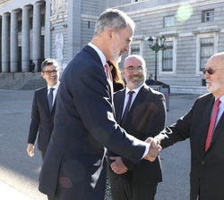 Su Majestad el Rey es recibido por el presidente del Centro de Investigaciones Sociológicas (CIS) y presidente del jurado del Premio Nacional de Socio