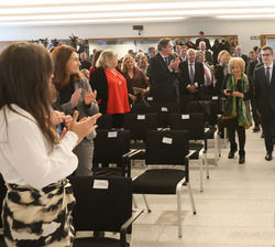 Su Majestad el Rey recibe un caluroso aplauso a su llegada al salon de actos