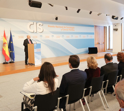 Su Majestad el Rey durante la intervención del presidente del Centro de Investigaciones Sociológicas (CIS) y presidente del jurado del Premio Nacional