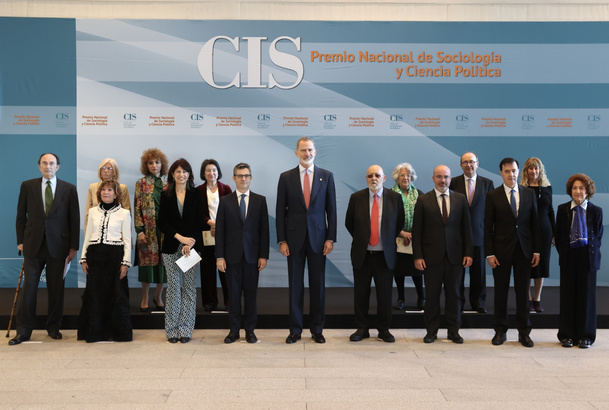 Fotografía de grupo de Su Majestad el Rey con las autoridades, miembros del Jurado de los Premios Nacionales de Sociología y Ciencia Política, y galar