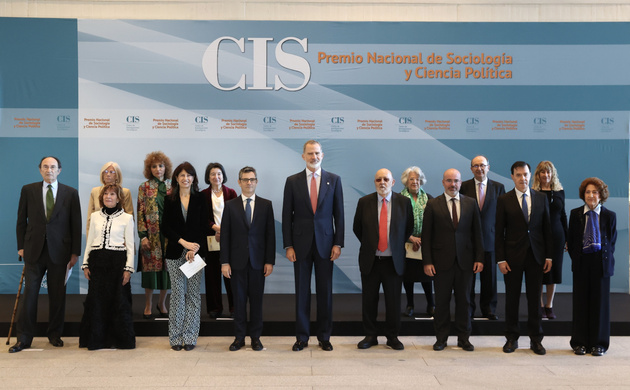 Fotografía de grupo de Su Majestad el Rey con las autoridades, miembros del Jurado de los Premios Nacionales de Sociología y Ciencia Política, y galar