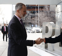 Su Majestad el Rey a su llegada es recibido por la secretaria de Estado de Migraciones, Pilar Cancela