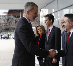Su Majestad el Rey a su llegada es recibido por el consejero delegado de Repsol, Josu Jon Imaz