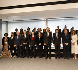 Fotografía de grupo de Su Majestad el Rey con los miembros del Patronato de la Fundación CODESPA 