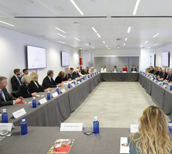 Vista general de la sala de Viajes durante la reunión de Su Majestad el Rey con el Patronato de CODESPA