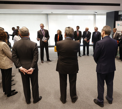 Su Majestad el Rey conversa con los empresarios y responsables de las empresas integrantes del Observatorio Empresarial para el Crecimiento Inclusivo