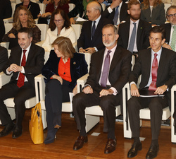 Su Majestad el Rey junto a las autoridades y personalidades en primera fila de asientos