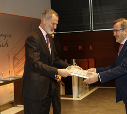 Su Majestad el Rey hace entrega del Premio CODESPA en la categoría “Empresa Solidaria”, finalista a Javier Villacampa, director de Innovac