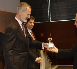 Su Majestad el Rey hace entrega del Premio CODESPA en la categoría “Empresa Solidaria”, ganador a Fernando Ribaudo, fundador y director de
