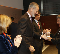 Su Majestad el Rey hace entrega del Premio CODESPA en la categoría “Innovación social para los Negocios Inclusivos”, ganador a Ernesto Kru