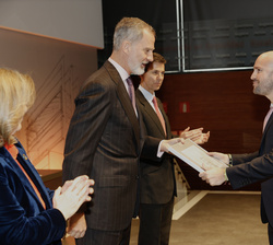 Su Majestad el Rey hace entrega del Premio CODESPA en la categoría “Periodismo para el Desarrollo”, finalista a José Ignacio Martínez, por